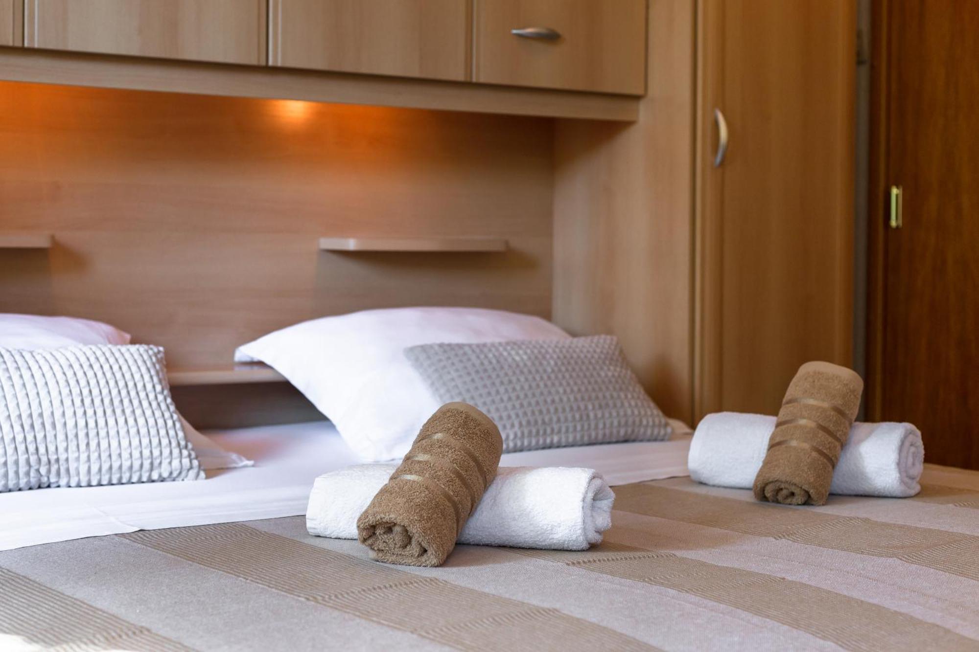 Apartmani Lovrenco Krvavica Bagian luar foto