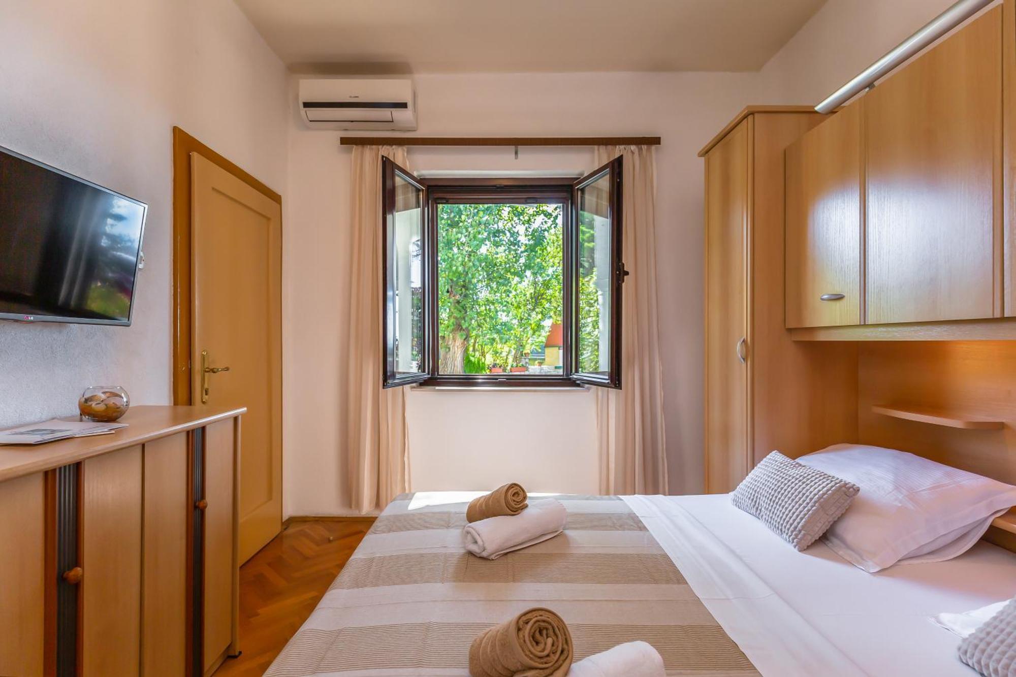 Apartmani Lovrenco Krvavica Bagian luar foto