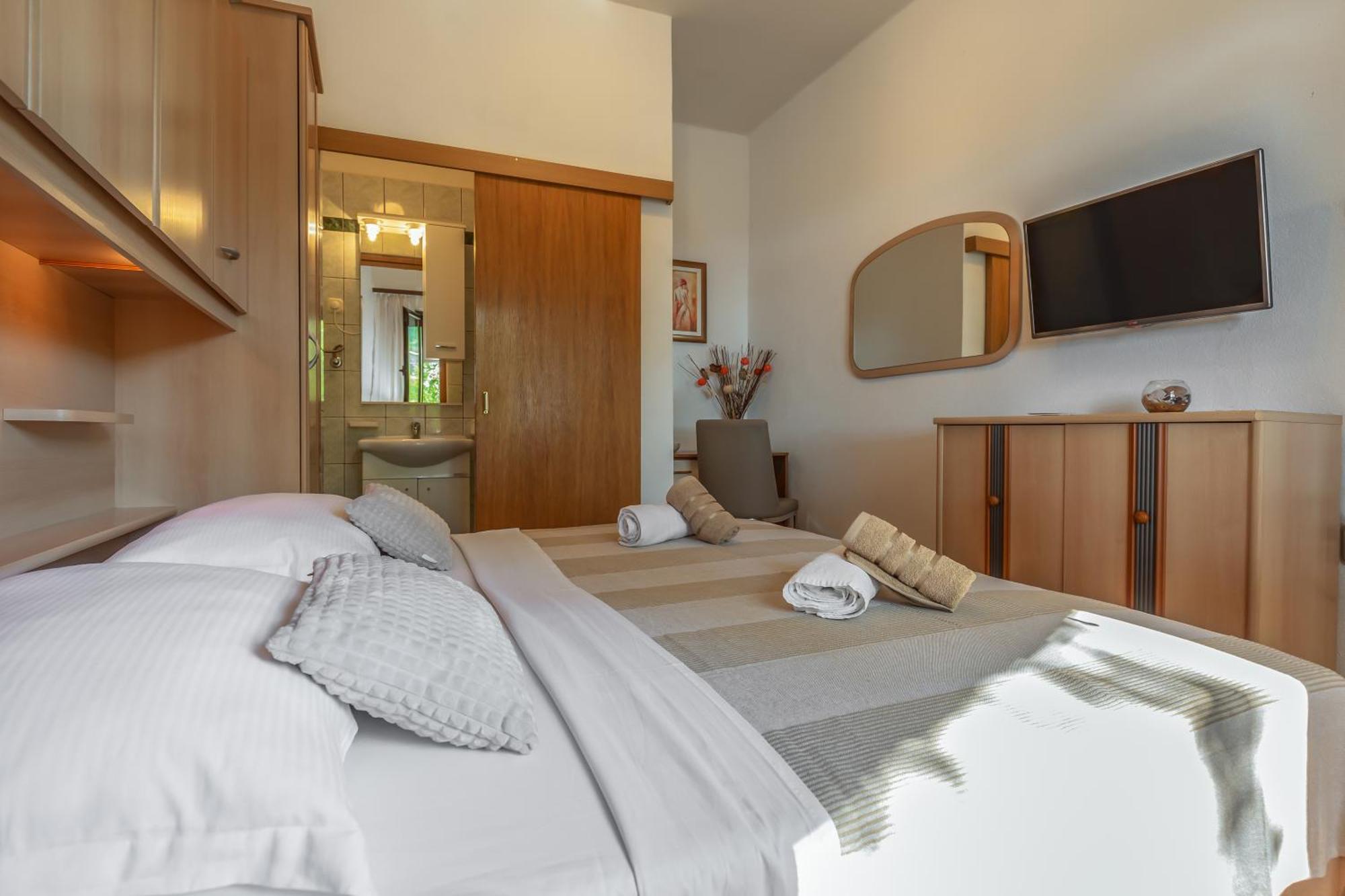 Apartmani Lovrenco Krvavica Bagian luar foto