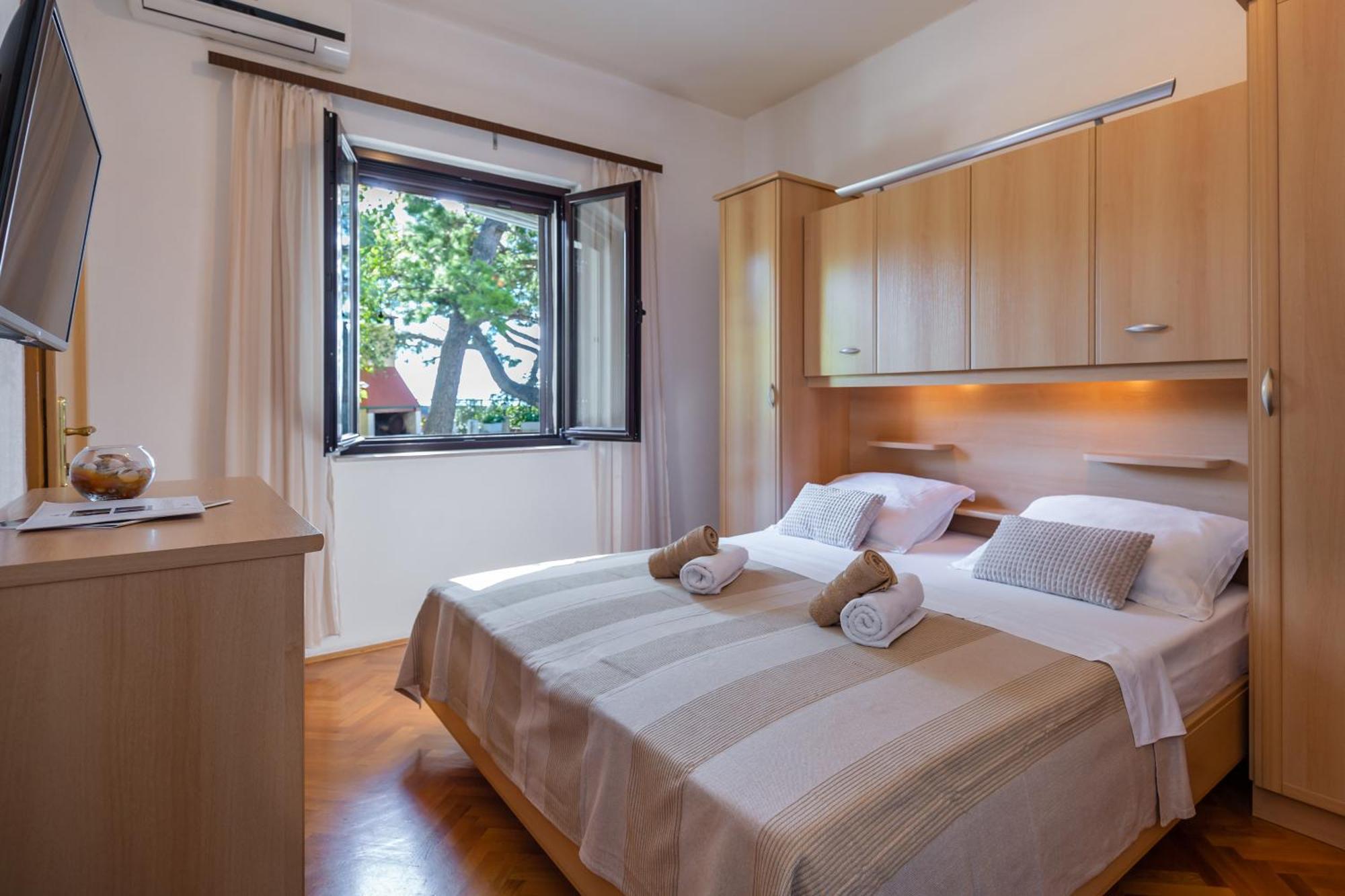 Apartmani Lovrenco Krvavica Bagian luar foto