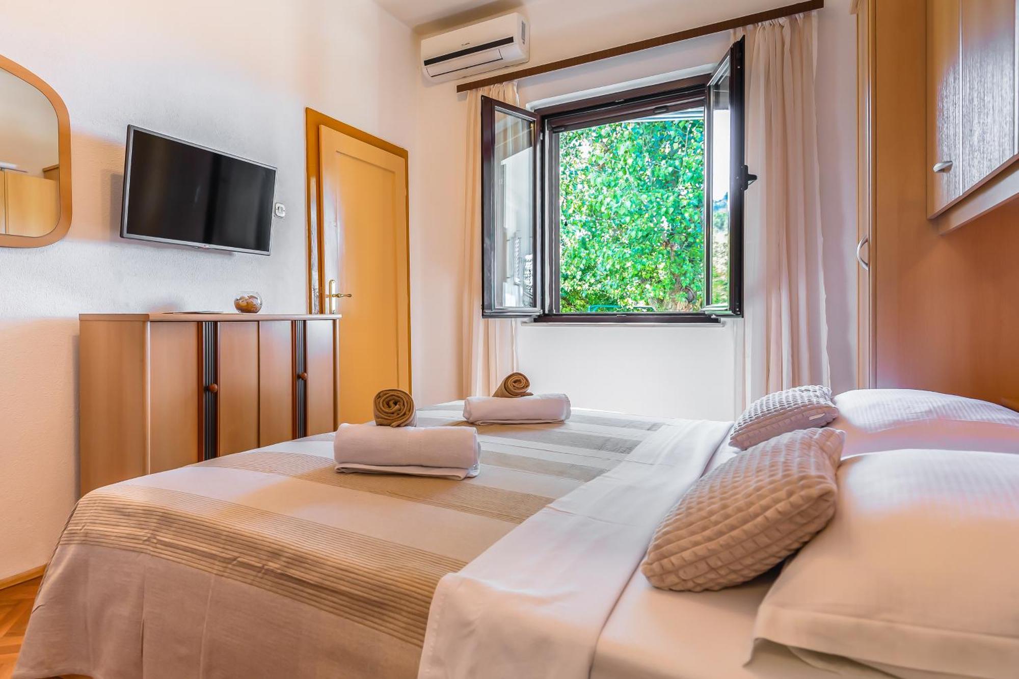 Apartmani Lovrenco Krvavica Bagian luar foto